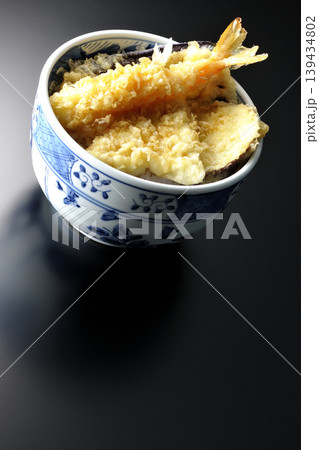 天丼を黒背景で単品撮影 139434802