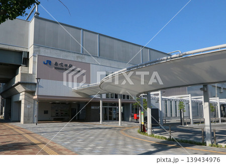 おおさか東線　南吹田駅の駅舎 139434976