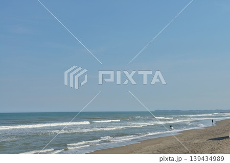 初夏 快晴の九十九里浜 サーファー 初夏 快晴の九十九里浜 サーファー 139434989