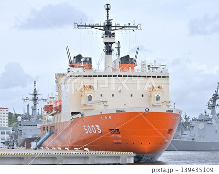 横須賀 逸見岸壁に停泊中の砕氷艦「しらせ」 横須賀 逸見岸壁に停泊中の砕氷艦「しらせ」 139435109
