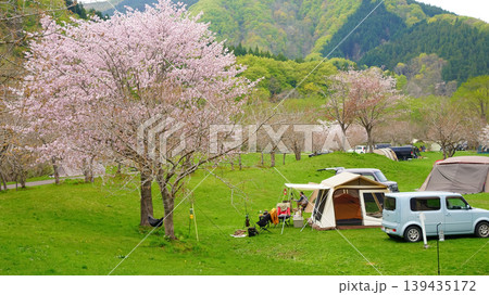 北海道北斗市【湯の沢水辺公園】桜とキャンプ場でくつろぐ人々 北海道北斗市【湯の沢水辺公園】桜とキャンプ場でくつろぐ人々 139435172