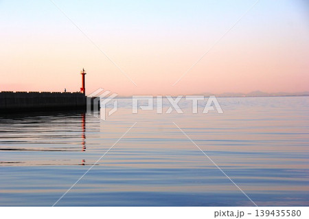 淡路島都志港 豊かな海の美しい夕焼け 淡路島都志港 豊かな海の美しい夕焼け 139435580