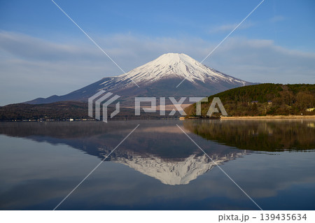 山中湖の湖面に映る雪を抱いた逆さ富士 139435634