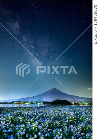 河口湖大石公園のネモフィラ畑と富士山頂にかかる天の川 河口湖大石公園のネモフィラ畑と富士山頂にかかる天の川 139435670