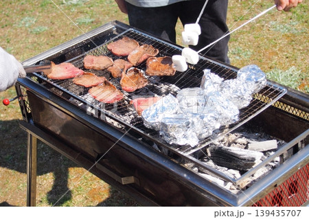 肉を焼いているバーベキュー風景 肉を焼いているバーベキュー風景 139435707