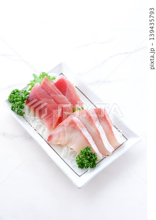 刺身 - 新鮮なお刺身の二種盛り(まぐろ、ハマチ) 刺身 - 新鮮なお刺身の二種盛り(まぐろ、ハマチ) 139435793