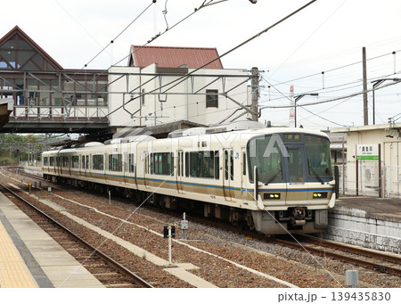 草津線　貴生川駅の221系電車 139435830