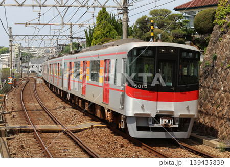 山陽電鉄　山陽塩屋駅付近を走る6000系電車 139435839