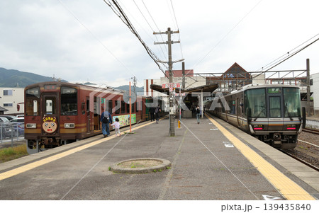 貴生川駅で並ぶ信楽高原鉄道とJRの223系 139435840