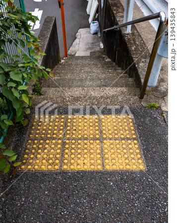 屋外での階段手前の点字ブロック設置例 139435843