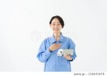 作業着を着た女性	 139435879
