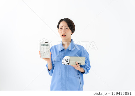 作業着を着た女性 作業着を着た女性 139435881