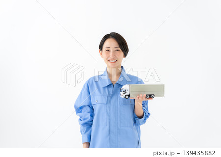 作業着を着た女性	 139435882