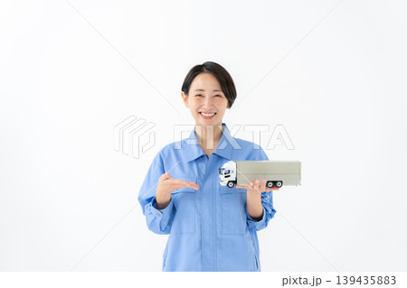 作業着を着た女性 作業着を着た女性 139435883