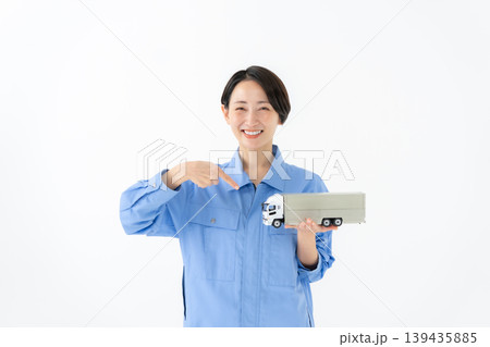 作業着を着た女性 作業着を着た女性 139435885