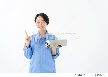 作業着を着た女性 作業着を着た女性 139435887