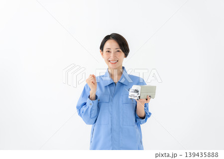 作業着を着た女性	 139435888