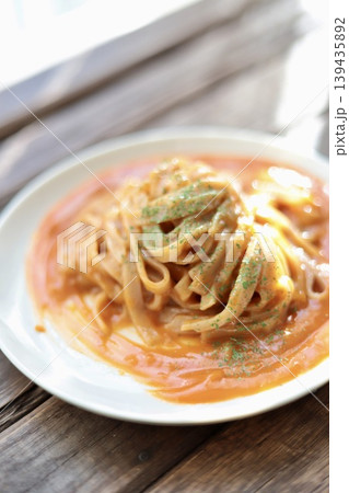 平打ち玄米麺で作ったカニトマトクリームパスタ　グルテンフリー麺 139435892