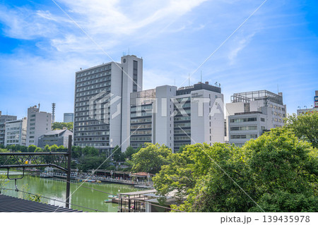 東京理科大学神楽坂キャンパスの外観と外濠公園の風景【東京都新宿区】 139435978