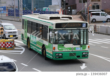 八丁畷を走る高槻市営バス 139436007