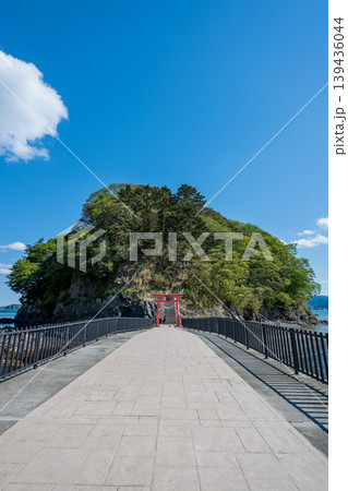 南三陸　青空の下に佇む荒島と赤い鳥居の風景 139436044