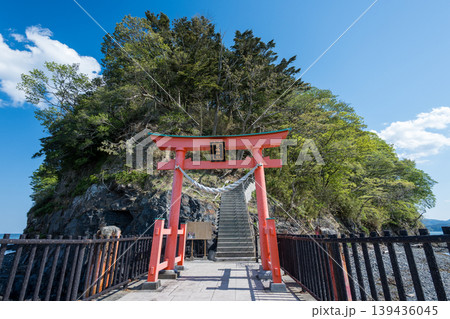 南三陸　青空の下に佇む荒島と赤い鳥居の風景 139436045