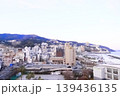 熱海のホテルから見る夕暮れの街並み 139436135