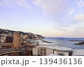 熱海のホテルから見る夕暮れの街並み 139436136