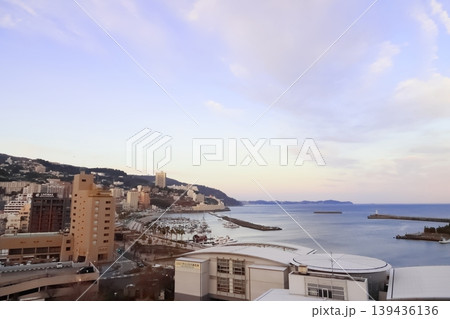 熱海のホテルから見る夕暮れの街並み 139436136
