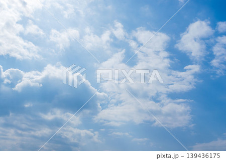 春の青空と白い雲の風景01 139436175