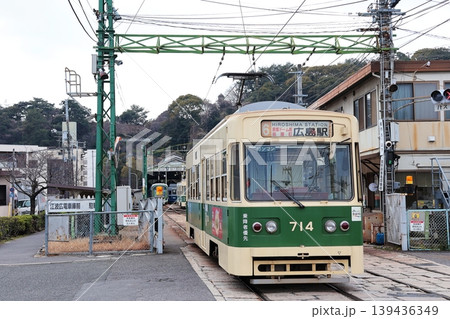 広島電鉄 江波車庫に入庫する路面電車 139436349