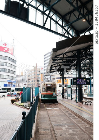 広島電鉄横川線 横川駅停留場に停車する路面電車 139436357