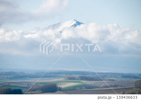 美瑛 北西の丘から望む十勝岳連峰 美瑛 北西の丘から望む十勝岳連峰 139436633
