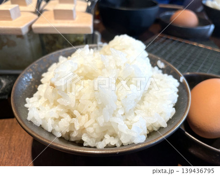 白米と生卵 ─ グレーの器に盛った白米・右端に生卵 白米と生卵 ─ グレーの器に盛った白米・右端に生卵 139436795