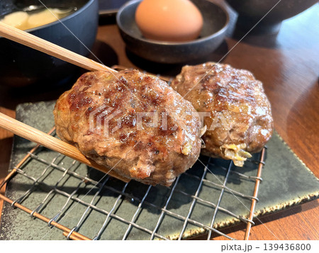 熟成国産和牛ハンバーグ ─ 箸でつまんだ2個・グリル台 熟成国産和牛ハンバーグ ─ 箸でつまんだ2個・グリル台 139436800