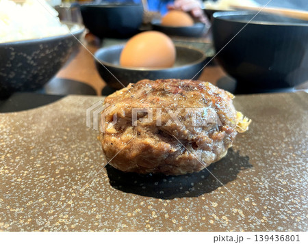 熟成国産和牛ハンバーグ ─ 黒い石板の上・1個のアップ 熟成国産和牛ハンバーグ ─ 黒い石板の上・1個のアップ 139436801