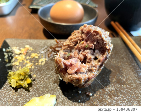 熟成国産和牛ハンバーグ ─ 断面アップ・薬味添え 熟成国産和牛ハンバーグ ─ 断面アップ・薬味添え 139436807