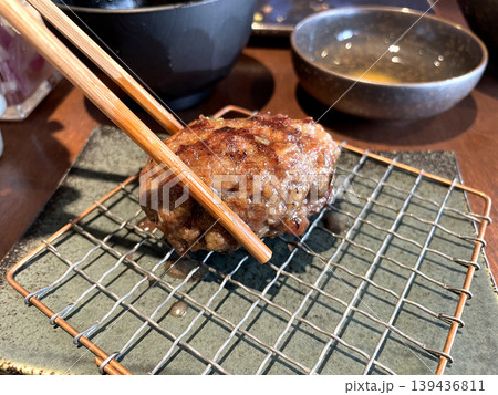 熟成国産和牛ハンバーグ ─ 箸でつかんだクローズアップ 139436811