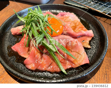 卵黄がのったすき焼き牛肉 ─ 薄切り和牛・卵黄・ネギ添え 卵黄がのったすき焼き牛肉 ─ 薄切り和牛・卵黄・ネギ添え 139436812