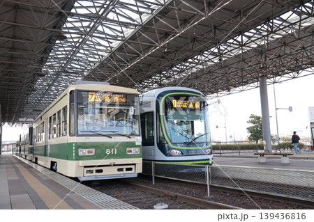広島電鉄宇品線 広島港(宇品)停留場に停車する路面電車 139436816
