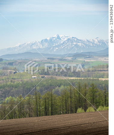 十勝岳連峰のある風景 十勝岳連峰のある風景 139436942