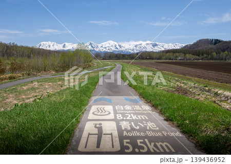 十勝岳連峰のある風景 十勝岳連峰のある風景 139436952