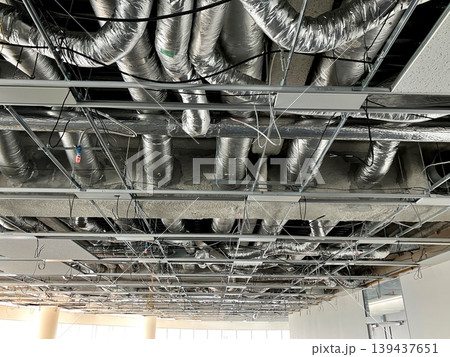天井の設備工事の現場 天井にめぐらされた空調ダクト 天井の設備工事の現場 天井にめぐらされた空調ダクト 139437651