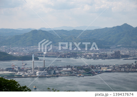 日本の山口県周南市のコンビナートのとても美しい風景 日本の山口県周南市のコンビナートのとても美しい風景 139437674