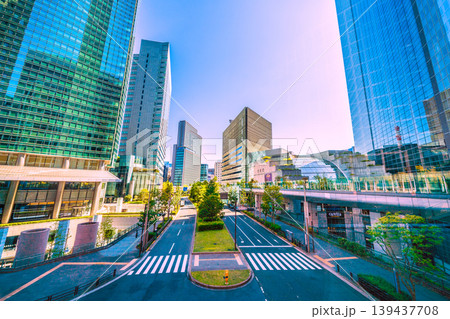 日本の東京都市景観5月2日。新時代へ、…汐留シティセンターや電通など汐留のオフィス街を望む 139437708