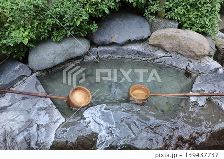 手水舎の柄杓のお湯が流れる風景 手水舎の柄杓のお湯が流れる風景 139437737