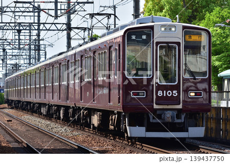 宝塚へ向かう阪急宝塚線 8000系 宝塚へ向かう阪急宝塚線 8000系 139437750