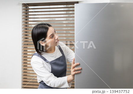 冷蔵庫を確認する若い女性のライフスタイルイメージ 139437752