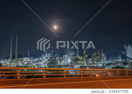日本の山口県周南市のとても美しい工場夜景 日本の山口県周南市のとても美しい工場夜景 139437795