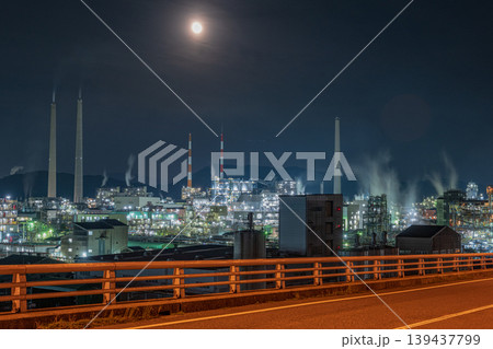 日本の山口県周南市のとても美しい工場夜景 139437799